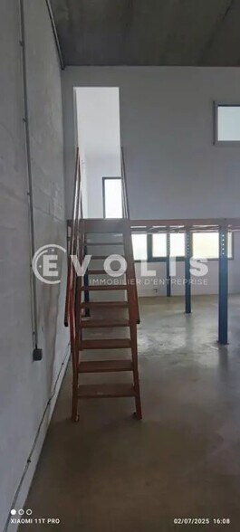 Flex in Villejust for sale - Building Photo - Image 3 of 8