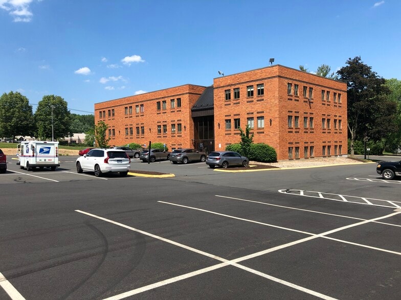1 Regency Dr, Bloomfield, CT for lease - Building Photo - Image 1 of 4