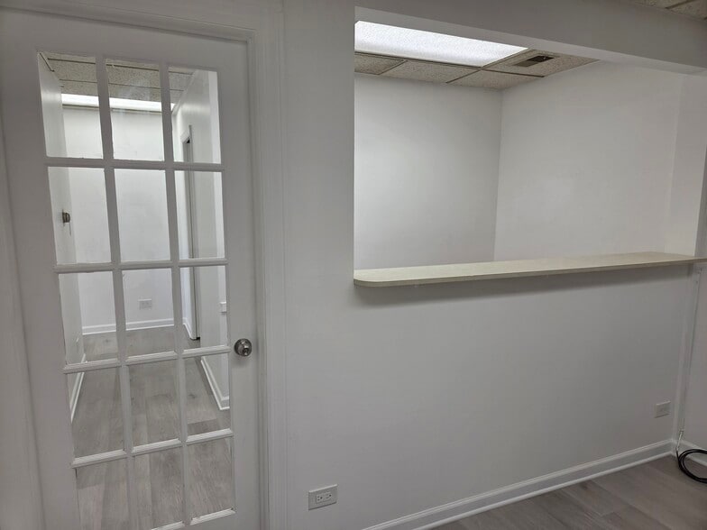 601 W Central Rd, Mount Prospect, IL for lease - Building Photo - Image 3 of 25