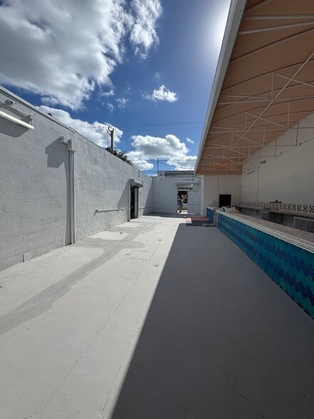 345 NW 24th St, Miami, FL for lease - Building Photo - Image 3 of 19
