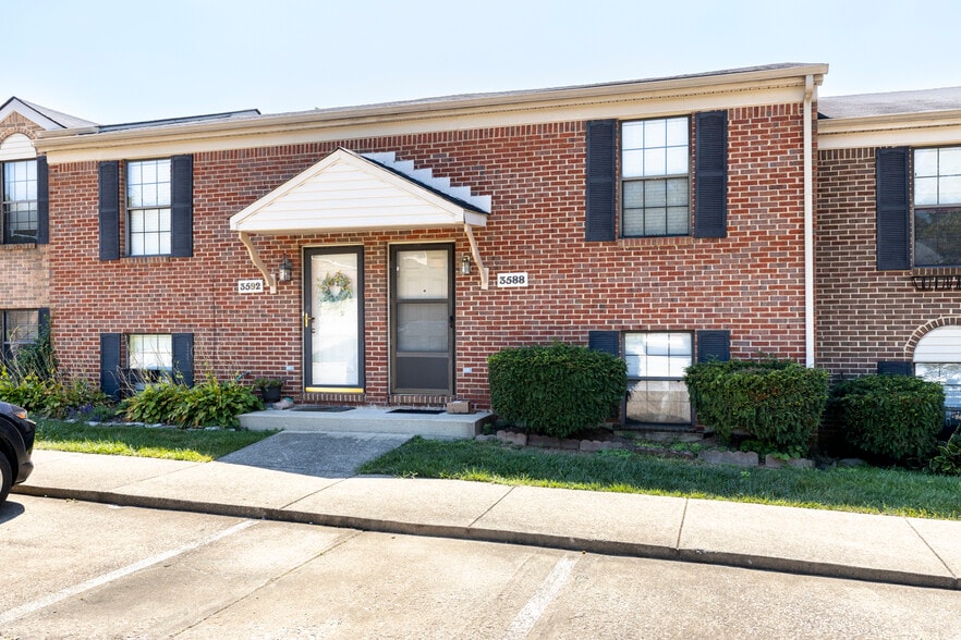 Lexington, KY 9-Unit Townhome Portfolio portfolio of 9 properties for sale on LoopNet.com - Building Photo - Image 1 of 25