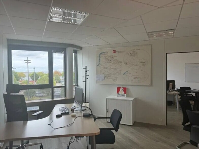Office in Beauvais for lease - Building Photo - Image 2 of 9