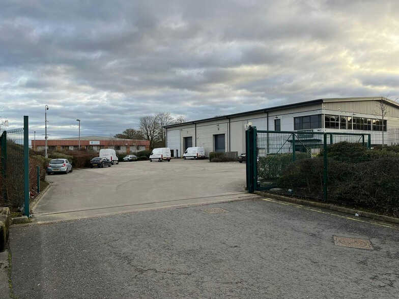 Chain Bar Ln, Cleckheaton for lease - Building Photo - Image 3 of 5