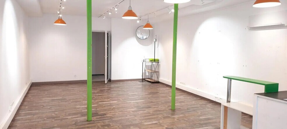 Retail in Tours for lease - Interior Photo - Image 1 of 2