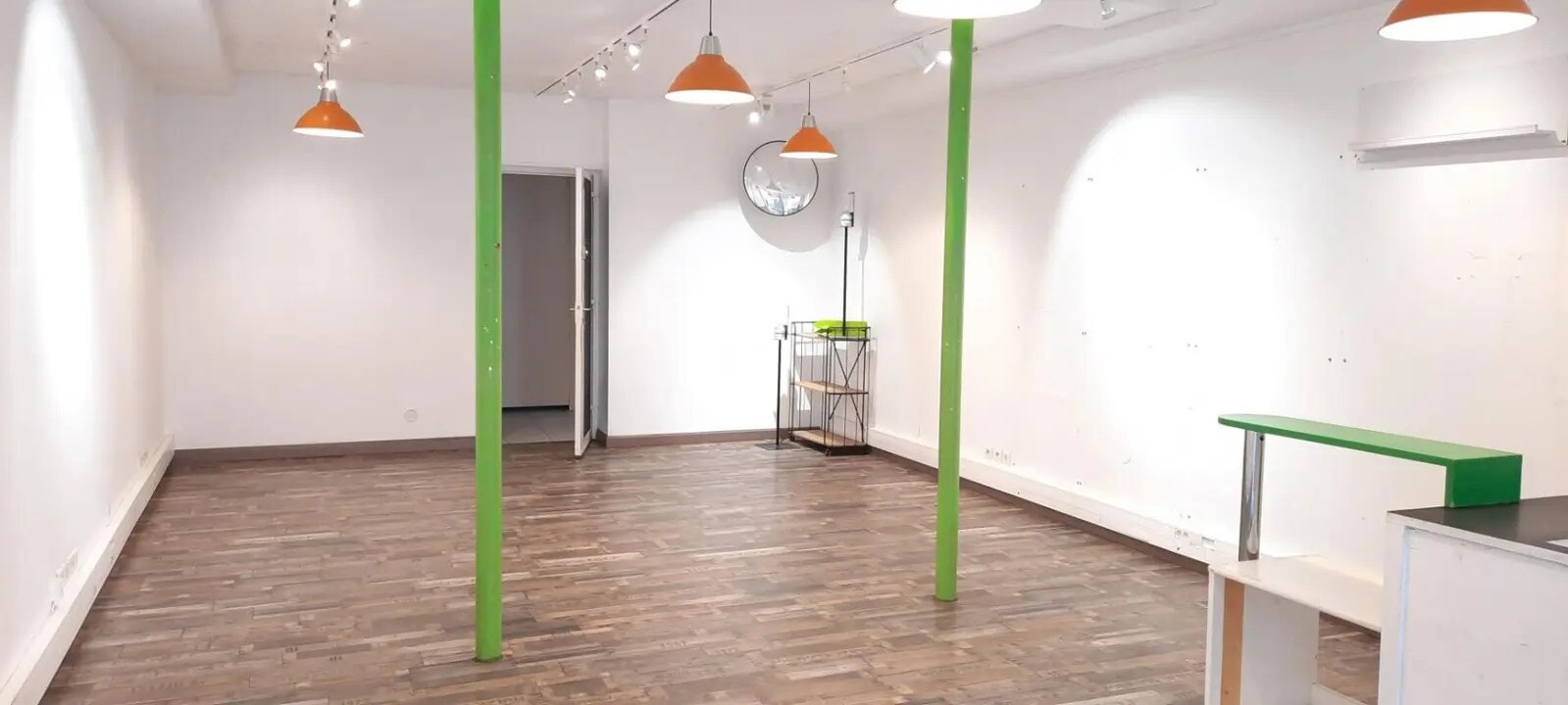 Retail in Tours for lease Interior Photo- Image 1 of 3