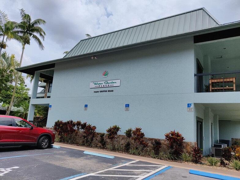 10400 Griffin Rd, Fort Lauderdale, FL for lease - Building Photo - Image 2 of 8