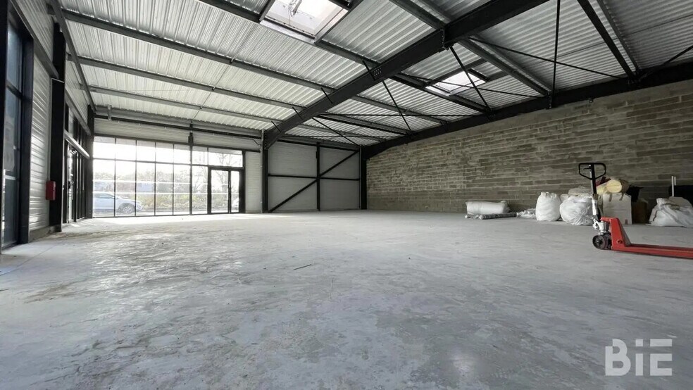 Retail in Sainte-Eulalie for lease - Interior Photo - Image 2 of 3