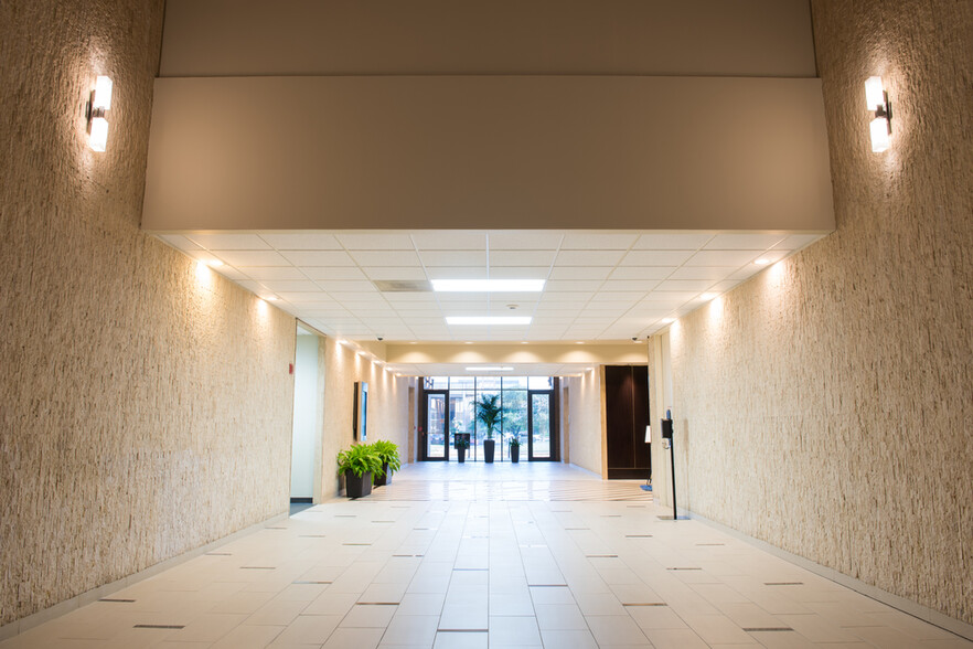 9990 Richmond Ave, Houston, TX for lease - Lobby - Image 3 of 18