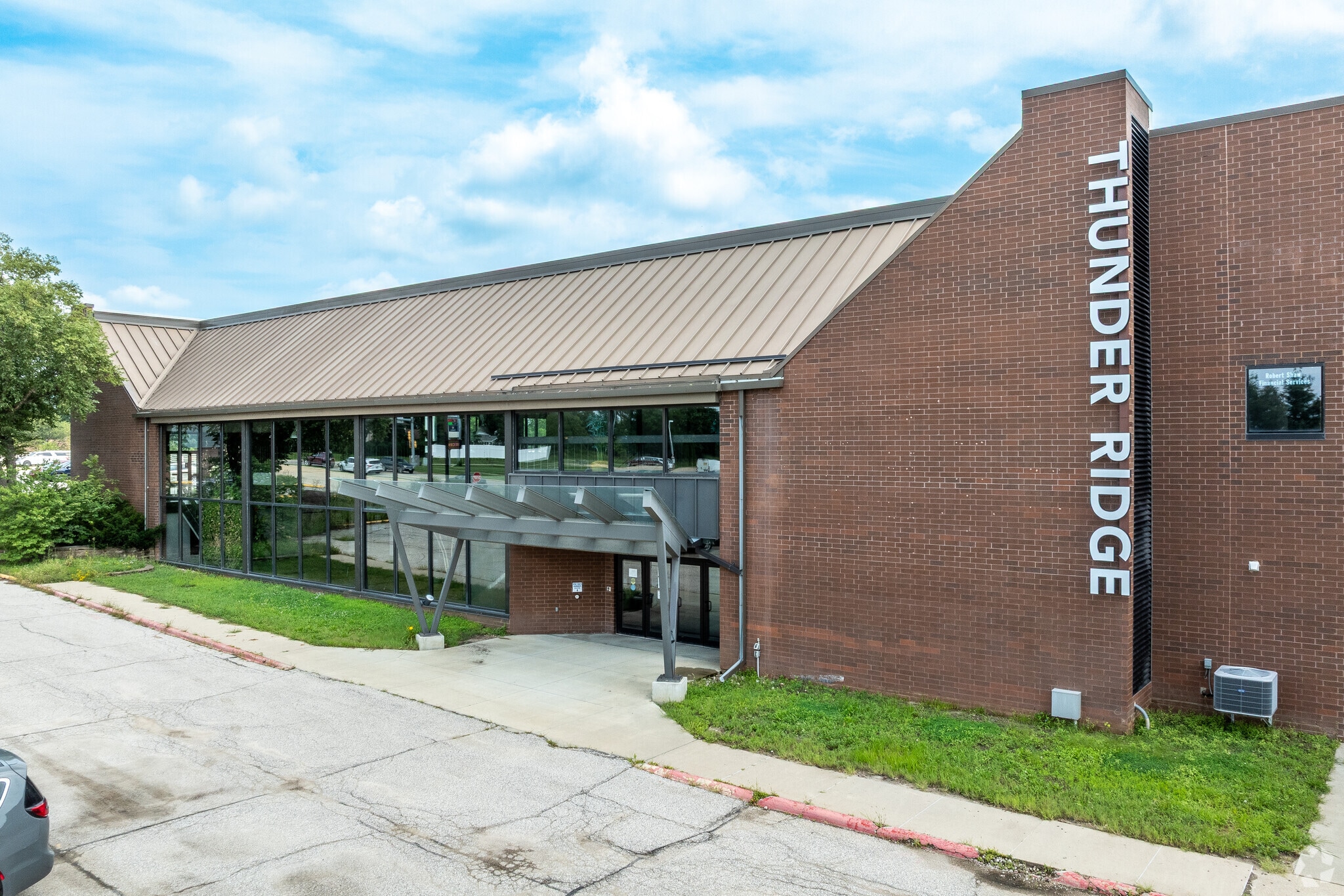 2302 W 1st St, Cedar Falls, IA for lease Primary Photo- Image 1 of 10
