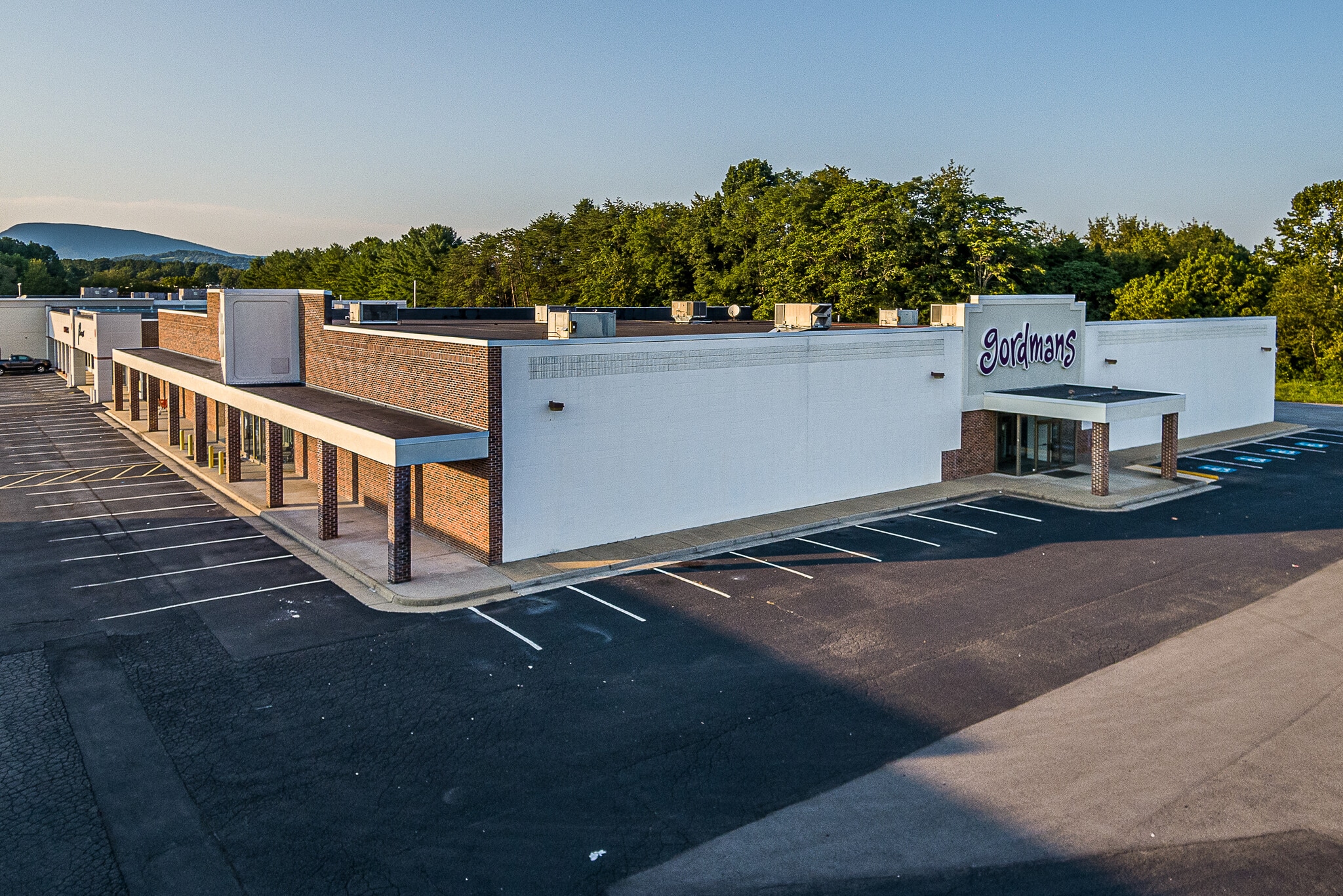 744766 N Lee Hwy, Lexington, VA 24450 College Square