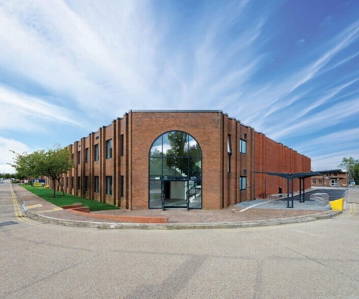 Leatherhead Rd, Chessington for lease - Building Photo - Image 1 of 25