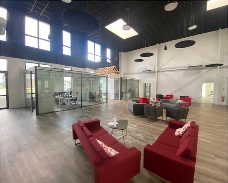 Office in Taverny for lease - Lobby - Image 1 of 1