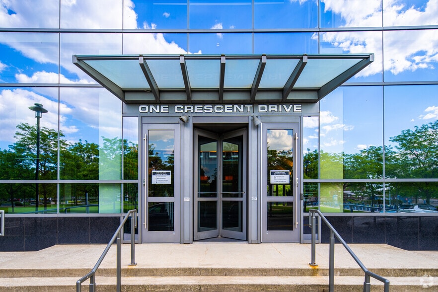 1 Crescent Dr, Philadelphia, PA for lease - Building Photo - Image 2 of 9