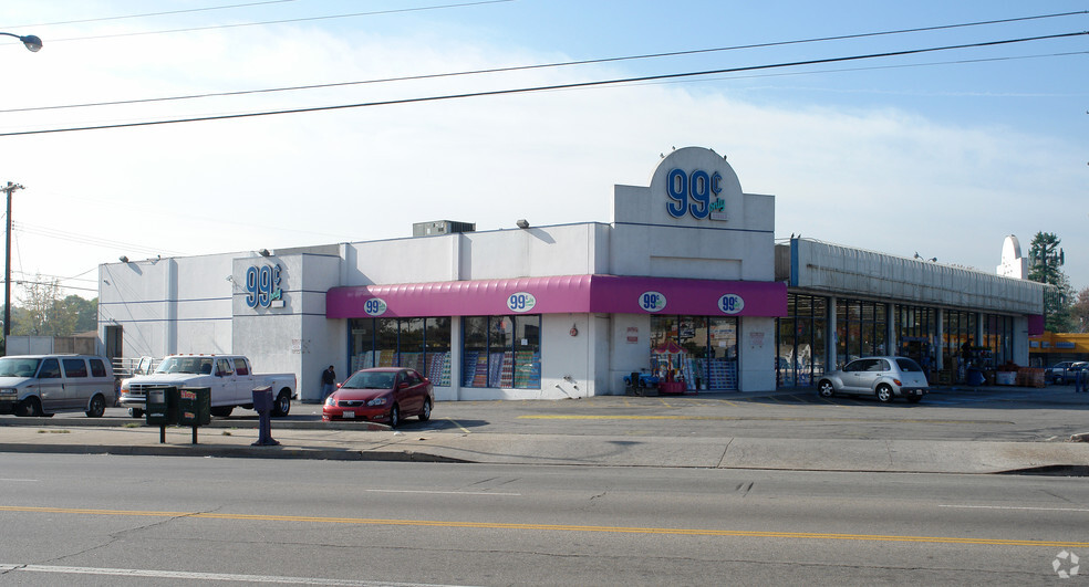 8625 Woodman Ave, Arleta, CA for lease - Primary Photo - Image 1 of 3