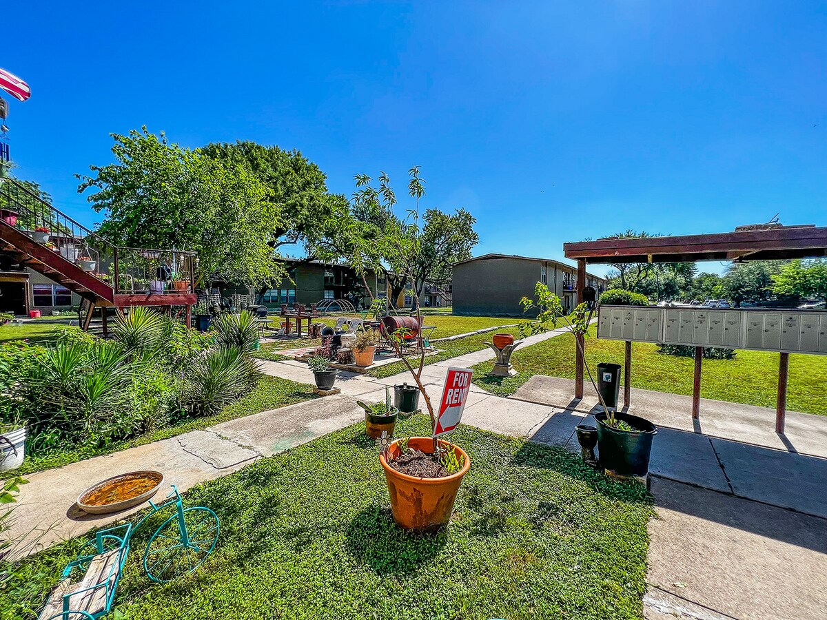 2515 Clara Ln, San Antonio, TX 78213