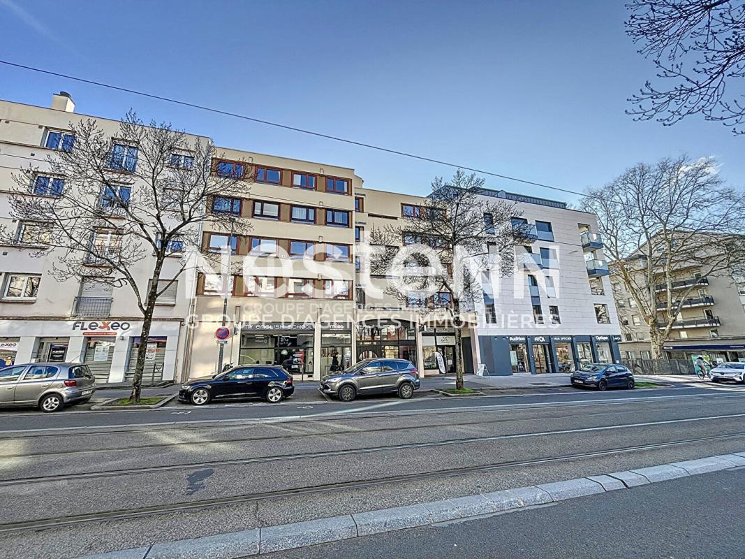 Retail in Bron for sale Building Photo- Image 1 of 9
