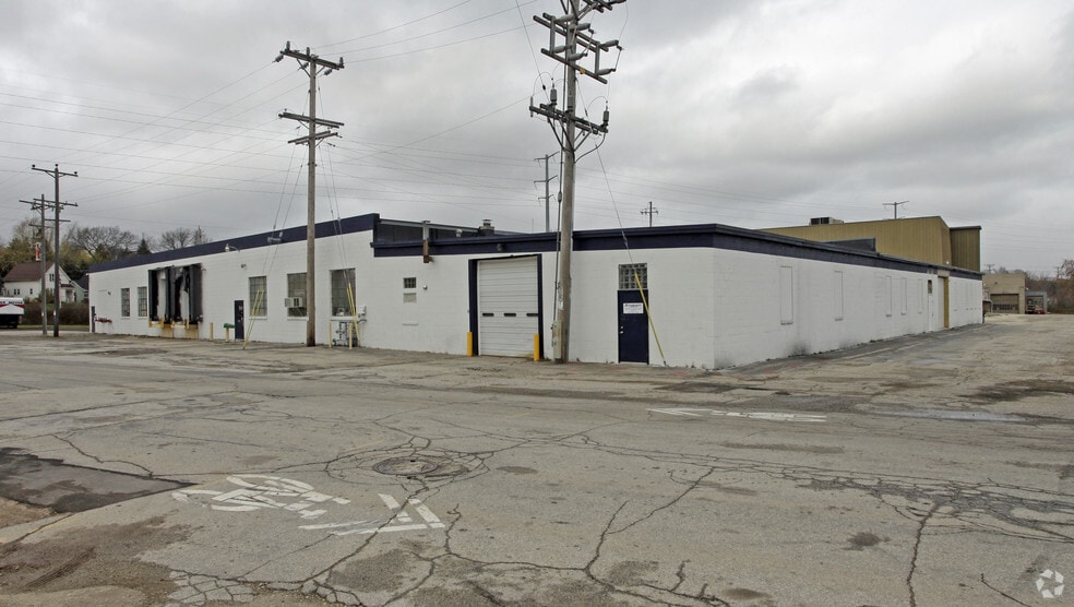 740 W Oakland Ave, Port Washington, WI for lease - Building Photo - Image 2 of 7