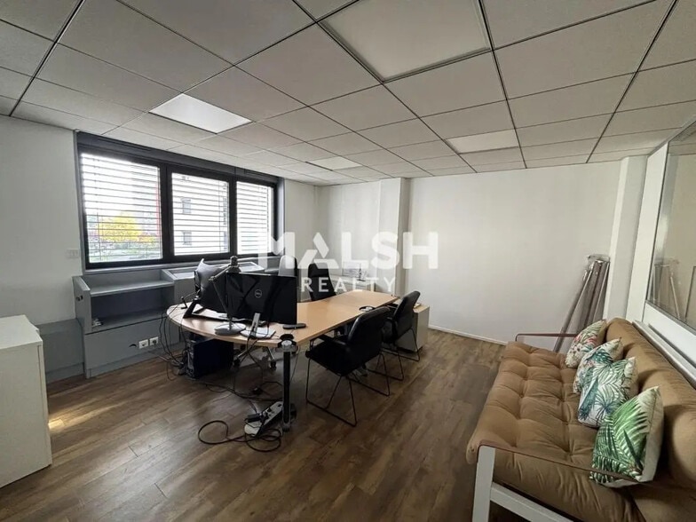Office in Villeurbanne for lease - Interior Photo - Image 2 of 11