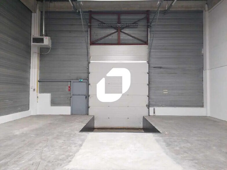 36 Rue Des Osiers, Coignières for lease - Interior Photo - Image 2 of 14