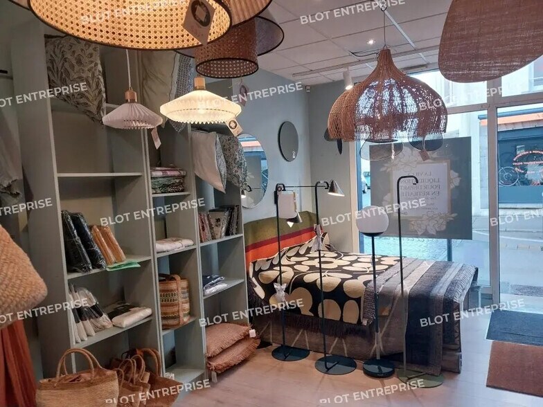 Retail in Fouesnant for lease - Interior Photo - Image 1 of 3