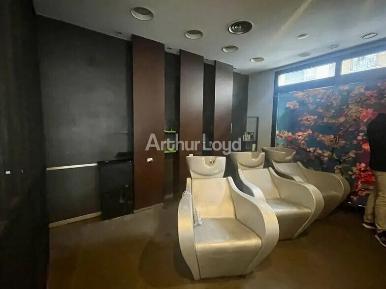 Retail in Reims for lease - Interior Photo - Image 3 of 5