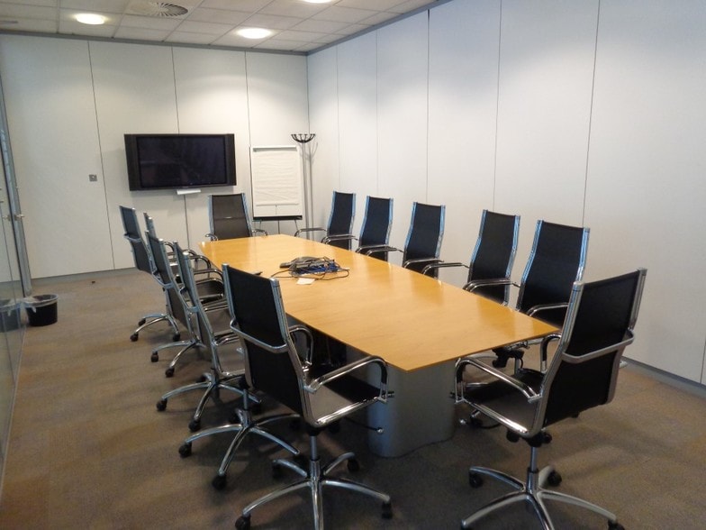 21 Woodhall, Holytown for lease - Interior Photo - Image 2 of 11