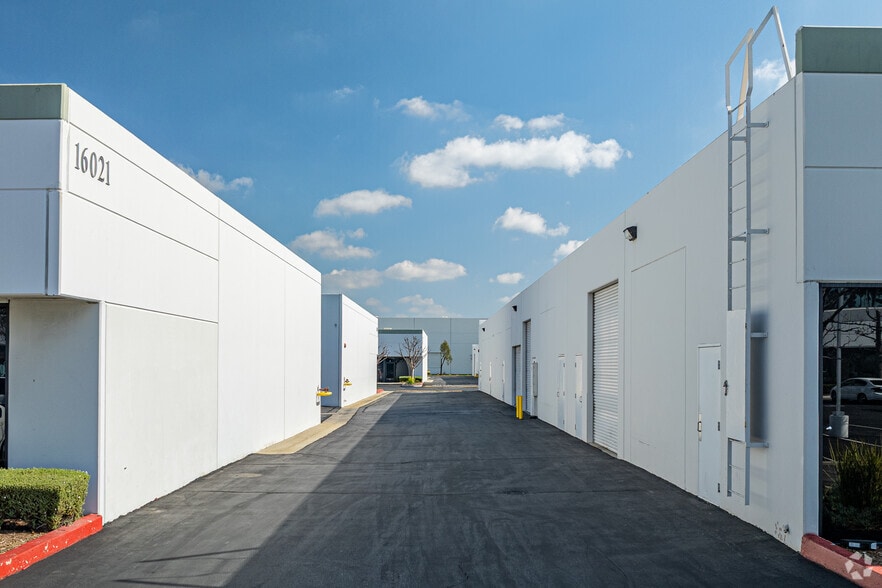 16021 Arrow Hwy, Irwindale, CA for lease - Building Photo - Image 3 of 28