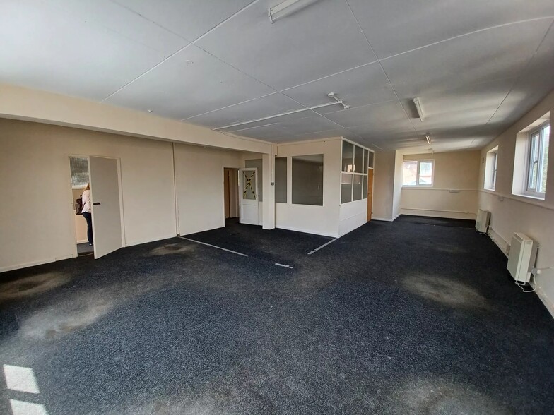 Groveley Rd, Christchurch for sale - Interior Photo - Image 3 of 8