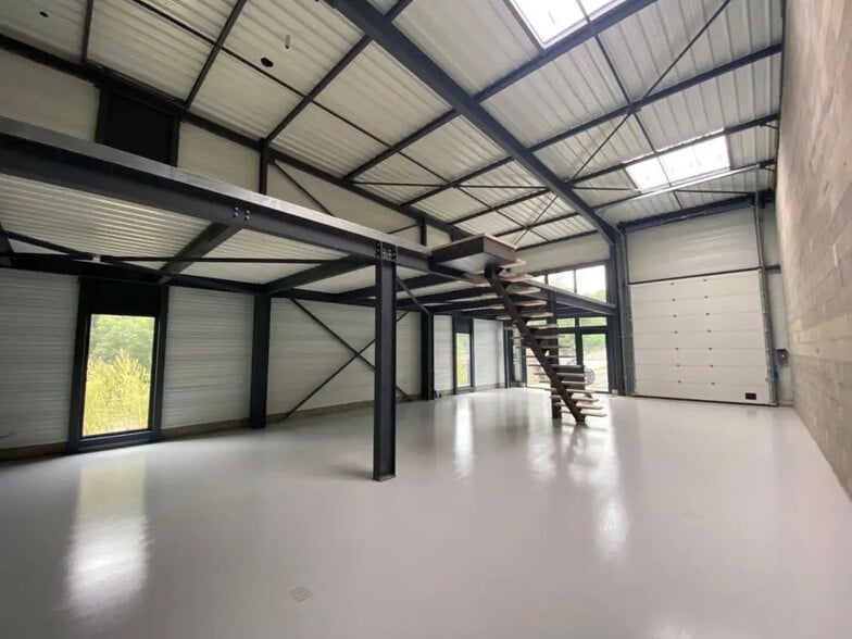 Flex in Chaponost for lease - Interior Photo - Image 2 of 5