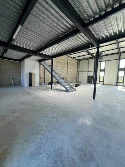 Flex in Serris for lease - Interior Photo - Image 2 of 4