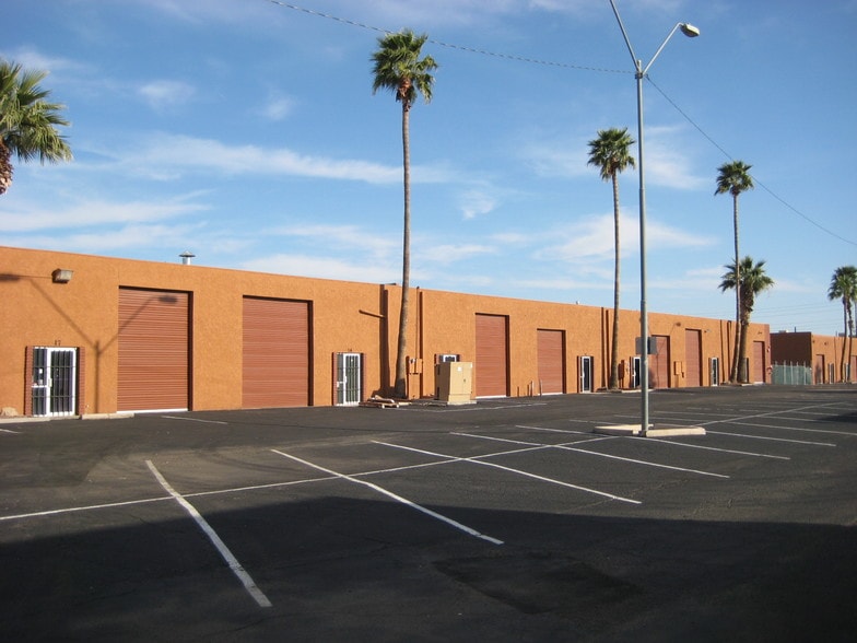 3334 W McDowell Rd, Phoenix, AZ for lease - Building Photo - Image 3 of 9