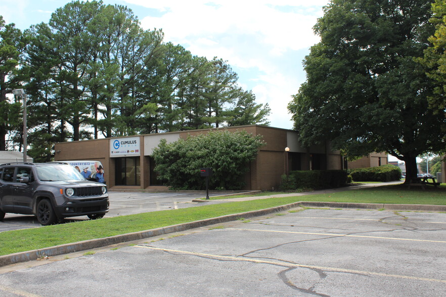 Fayetteville Office Buildings portfolio of 2 properties for sale on LoopNet.com - Building Photo - Image 3 of 7