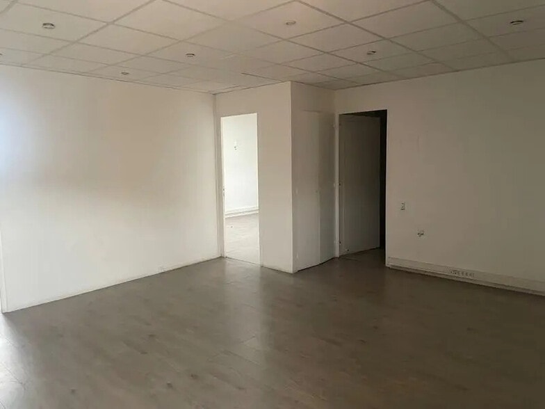 Office in Lyon for lease - Interior Photo - Image 3 of 6