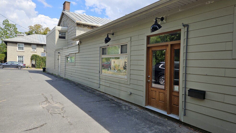 658-662 King St W, Kingston, ON for sale - Building Photo - Image 2 of 4