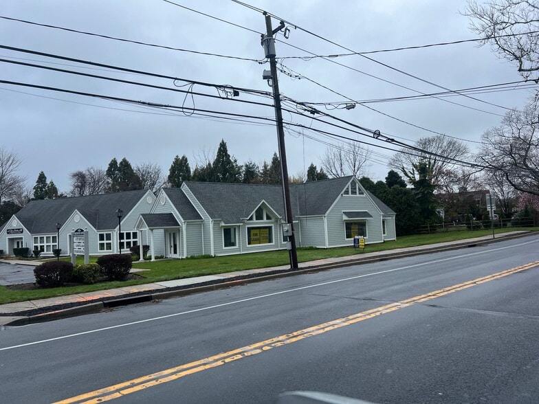 487 Main Rd, Riverhead, NY for lease - Building Photo - Image 1 of 3