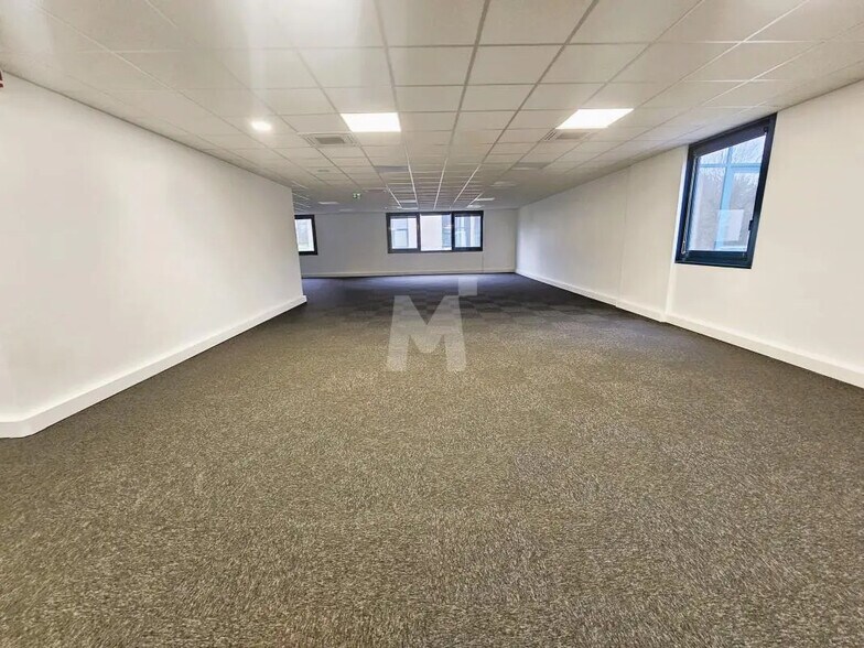 Office in Les Ulis for lease - Interior Photo - Image 3 of 15
