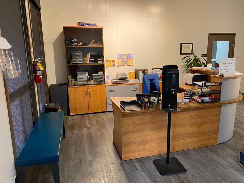 4303 E Ashlan, Fresno, CA for lease - Lobby - Image 3 of 4