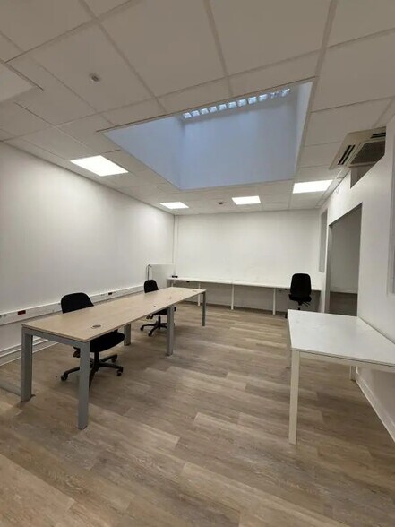 Retail in Paris for lease - Interior Photo - Image 1 of 13