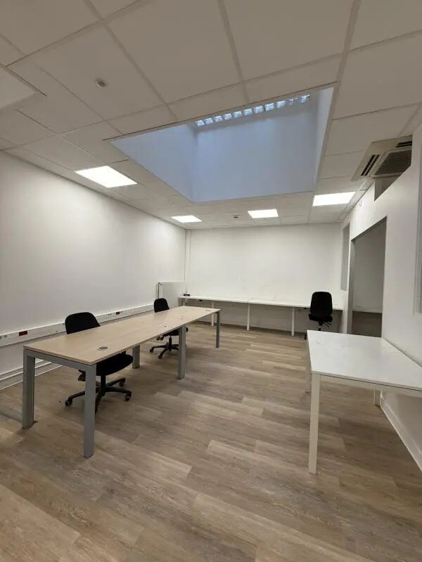 Retail in Paris for lease Interior Photo- Image 1 of 14