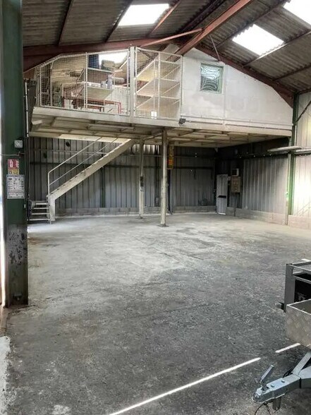 Flex in Villers-sous-Saint-Leu for lease - Building Photo - Image 2 of 7