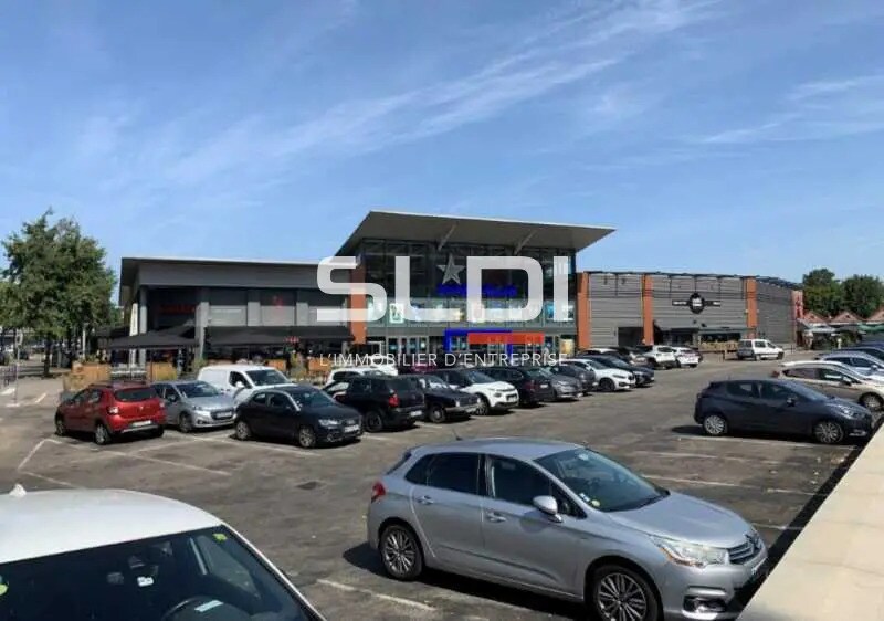 Retail in Bourgoin-Jallieu for lease - Building Photo - Image 2 of 6