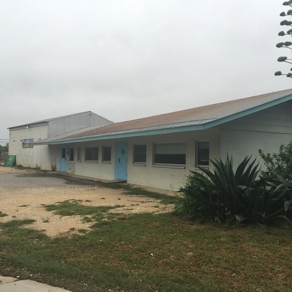 128 S Carroll St, Poth, TX for sale - Primary Photo - Image 1 of 1