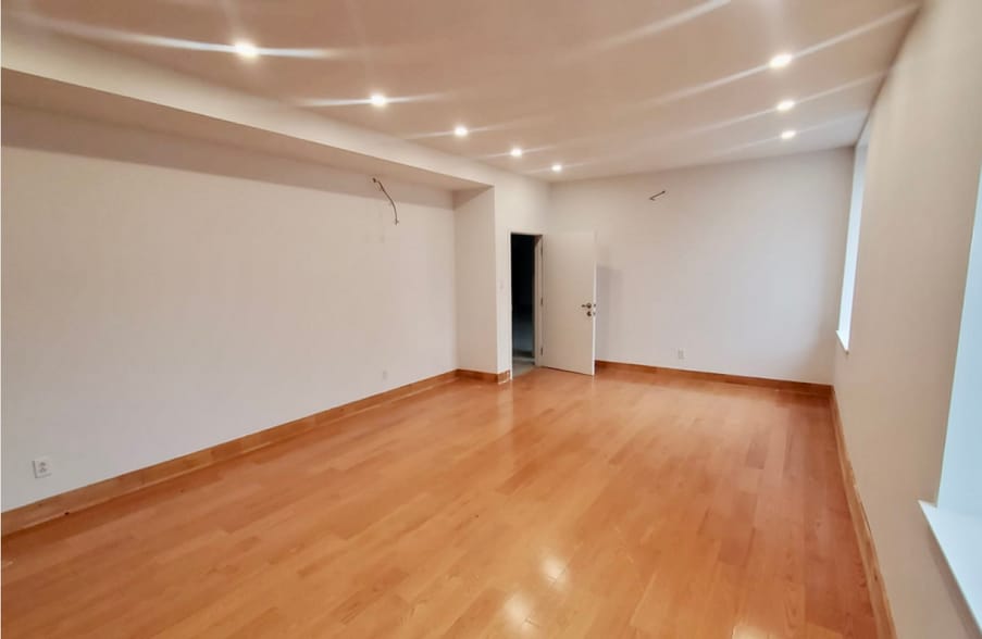 255 Rue Notre-Dame O, Montréal, QC for lease - Interior Photo - Image 3 of 5