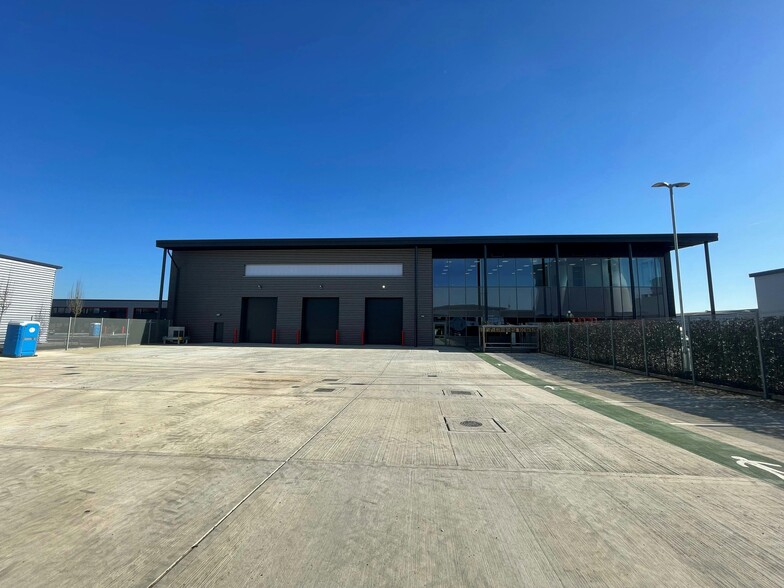 690 Stirling Rd, Slough for lease - Building Photo - Image 2 of 6