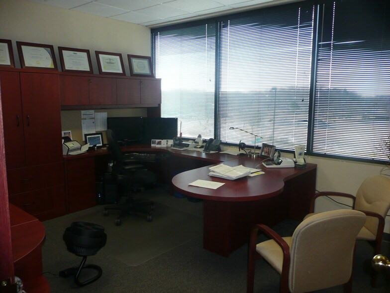 9850 Nicholas St, Omaha, NE for sale - Interior Photo - Image 1 of 1