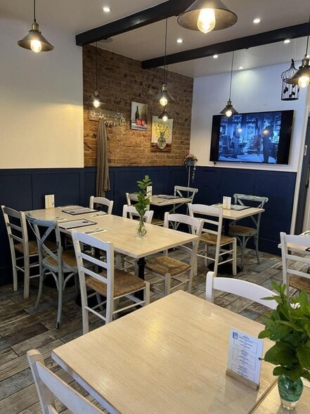 25A Walm Ln, London for lease - Interior Photo - Image 2 of 17