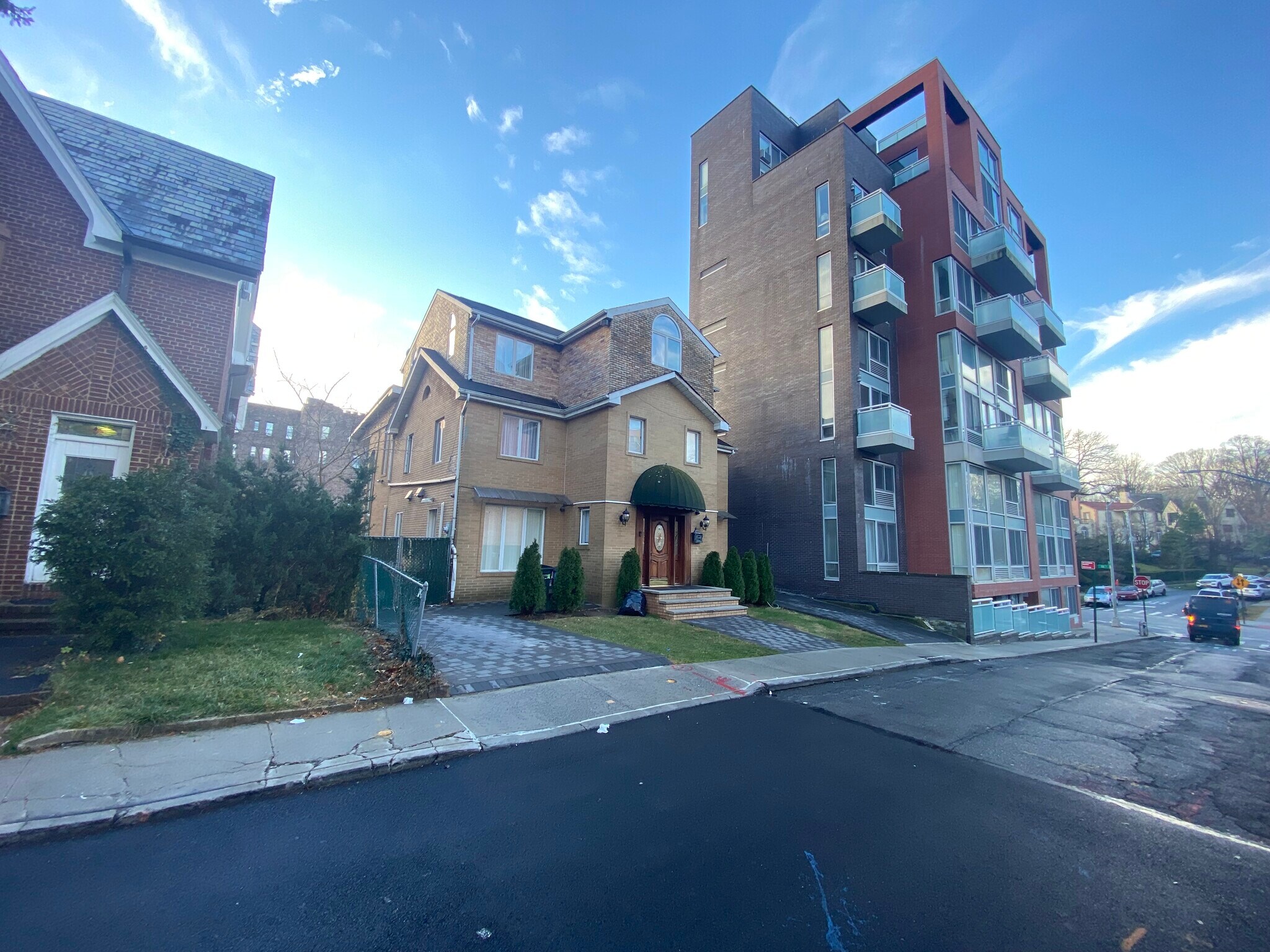 11614 Grosvenor Ln, Kew Gardens, NY 11418