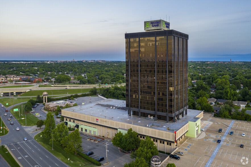 1900 NW Expressway, Oklahoma City, OK for lease - Primary Photo - Image 1 of 28