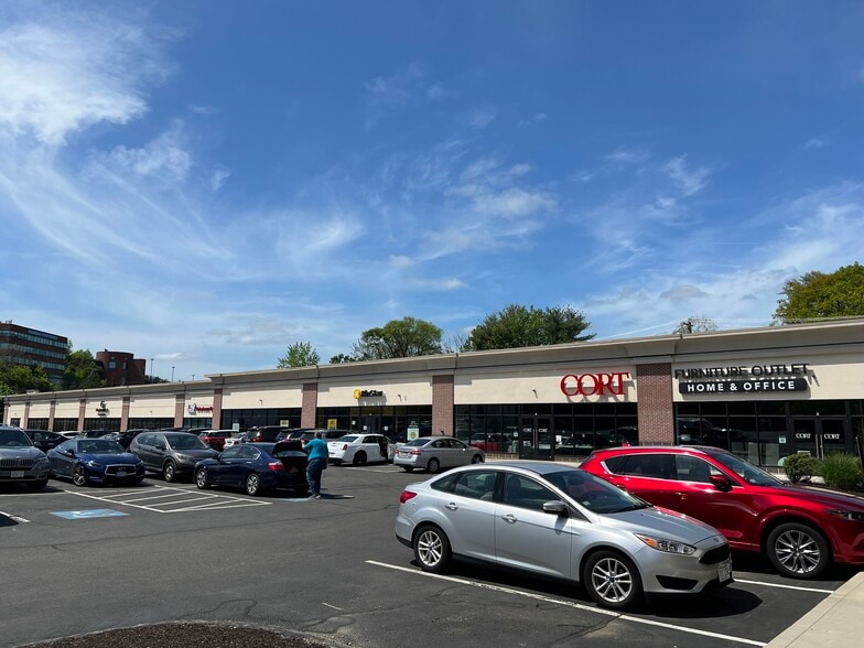880-910 Broadway, Saugus, MA 01906, USA Broadway, Saugus, MA for lease - Building Photo - Image 1 of 8