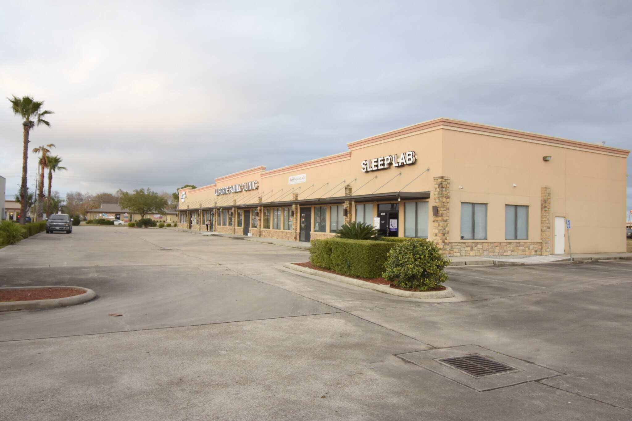 401 W Fairmont Pky, La Porte, TX for lease Building Photo- Image 1 of 7